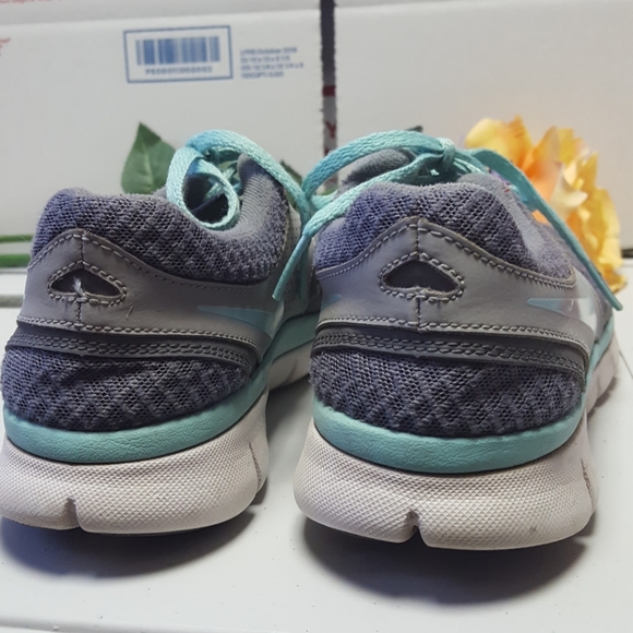 Women's Nike grey athletic shoes size 6 - Picture 6 of 8